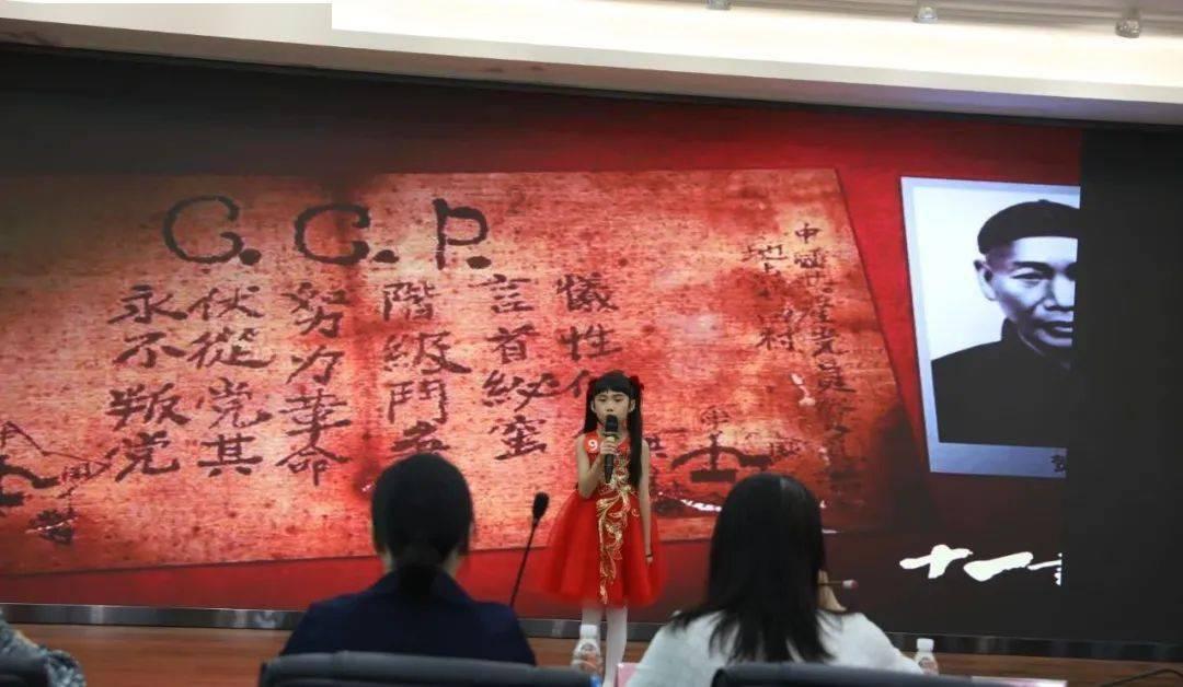 “遥望洞庭山水翠，白银盘里一青螺。”一句中运用什么修辞方法？游戏画面