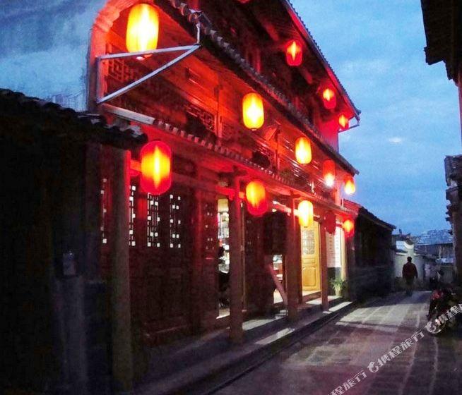 李湘退休后复出捞金,被质疑“缺钱”,王诗龄戴6万多项链跳舞